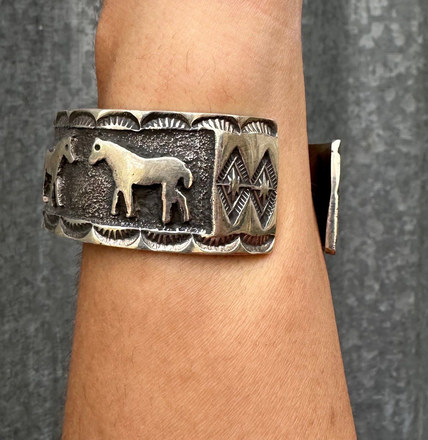 STERLING SILVER HORSE SHOWCASE CUFF